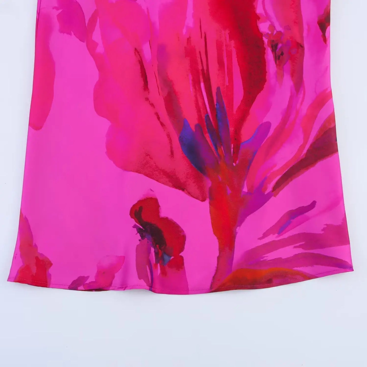 Robe à fleurs rose fuchsia à col en V